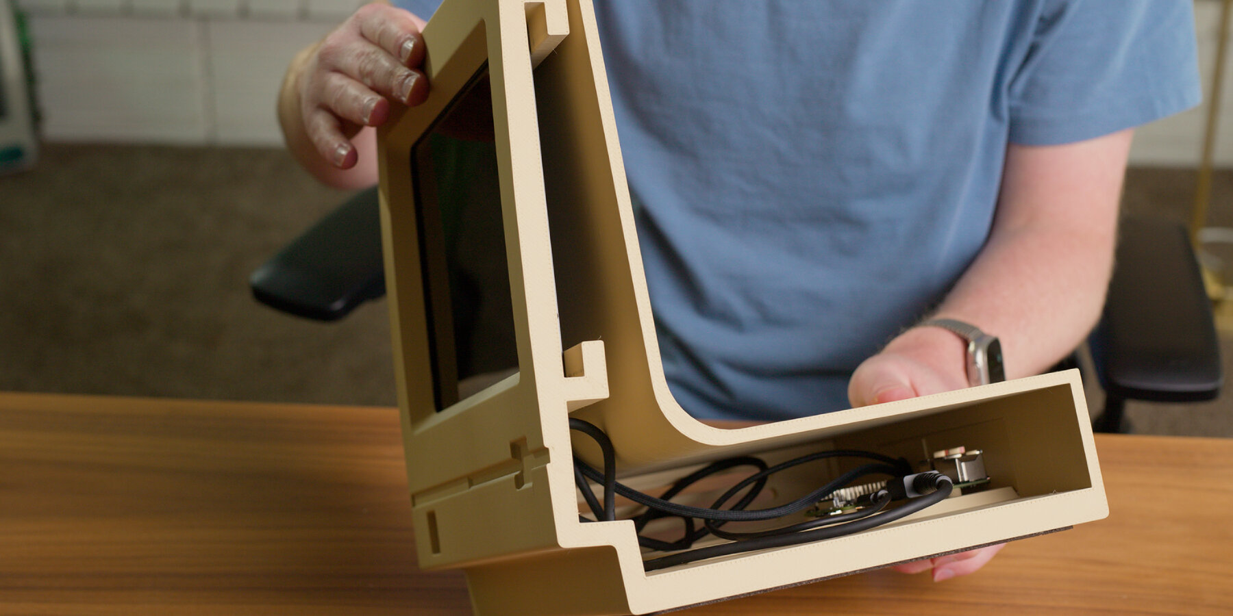 modernized-1984-apple-macintosh-3D-printed-case-macOS-raspberry-pi-snazzy-labs-designboom-ban2