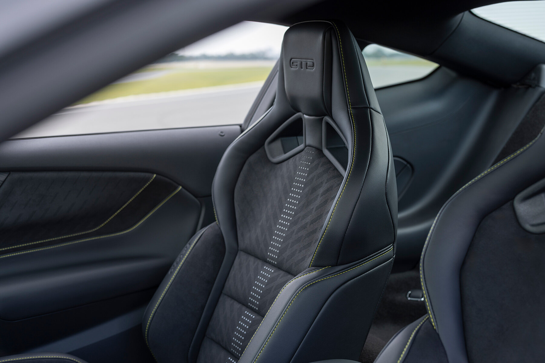 mustang-GTD-liquid-carbon-monterey-car-week-designboom-08a