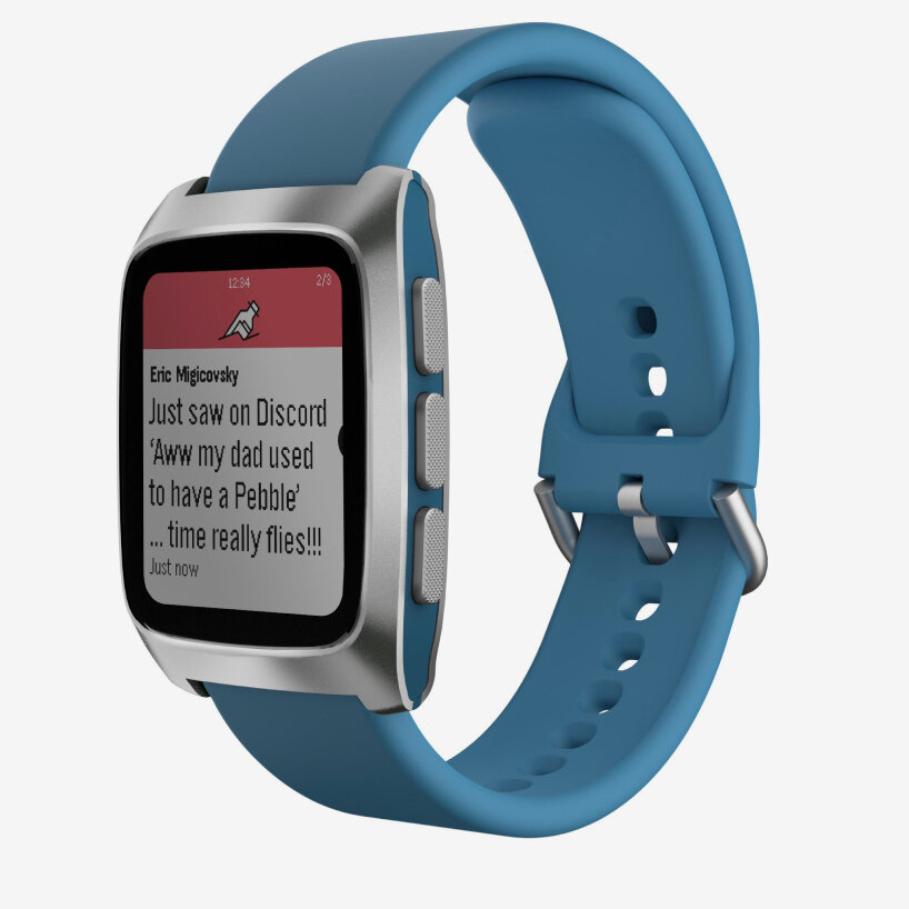 the device has a strap with a 22mm quick-release system