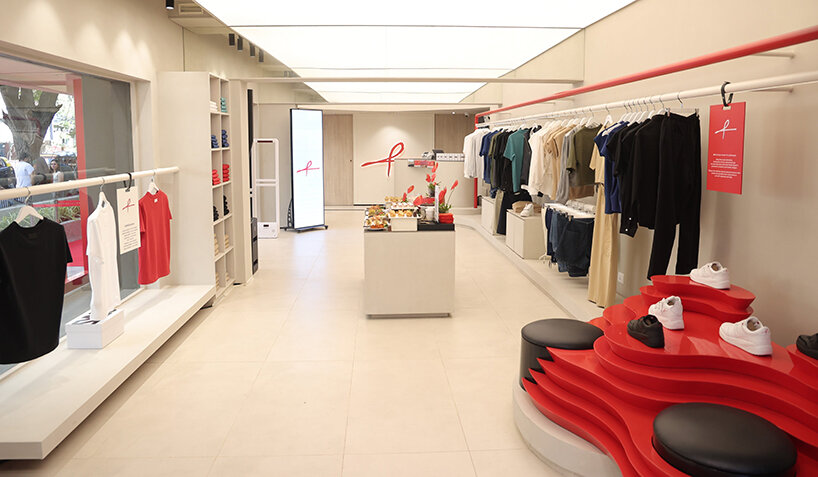 Los elementos de escultura roja definen la tienda insignia de Arks en Mumbai