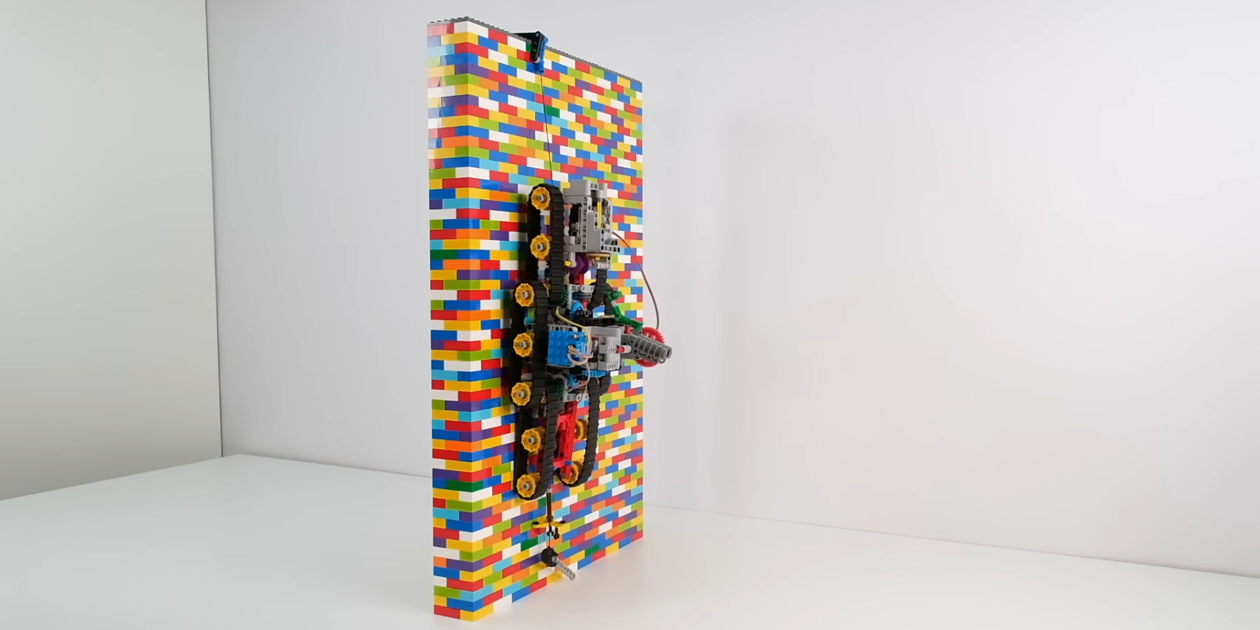 remote-controlled-LEGO-technic-vehicles-climb-brick-technology-designboom-ban