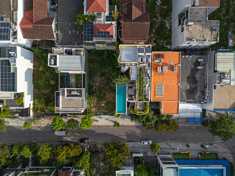 Kolam renang cantilevers di atap dari fasad hotel oleh arsitek ho khue di vietnam