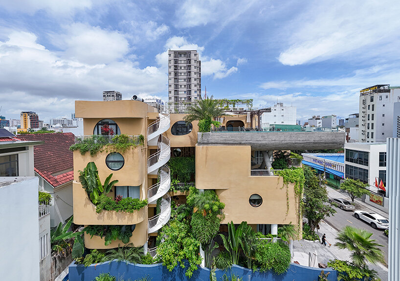 Kolam renang cantilevers di atap dari fasad hotel oleh arsitek ho khue di vietnam