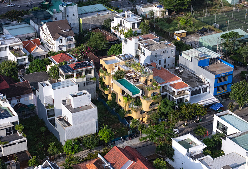 Kolam renang cantilevers di atap dari fasad hotel oleh arsitek ho khue di vietnam