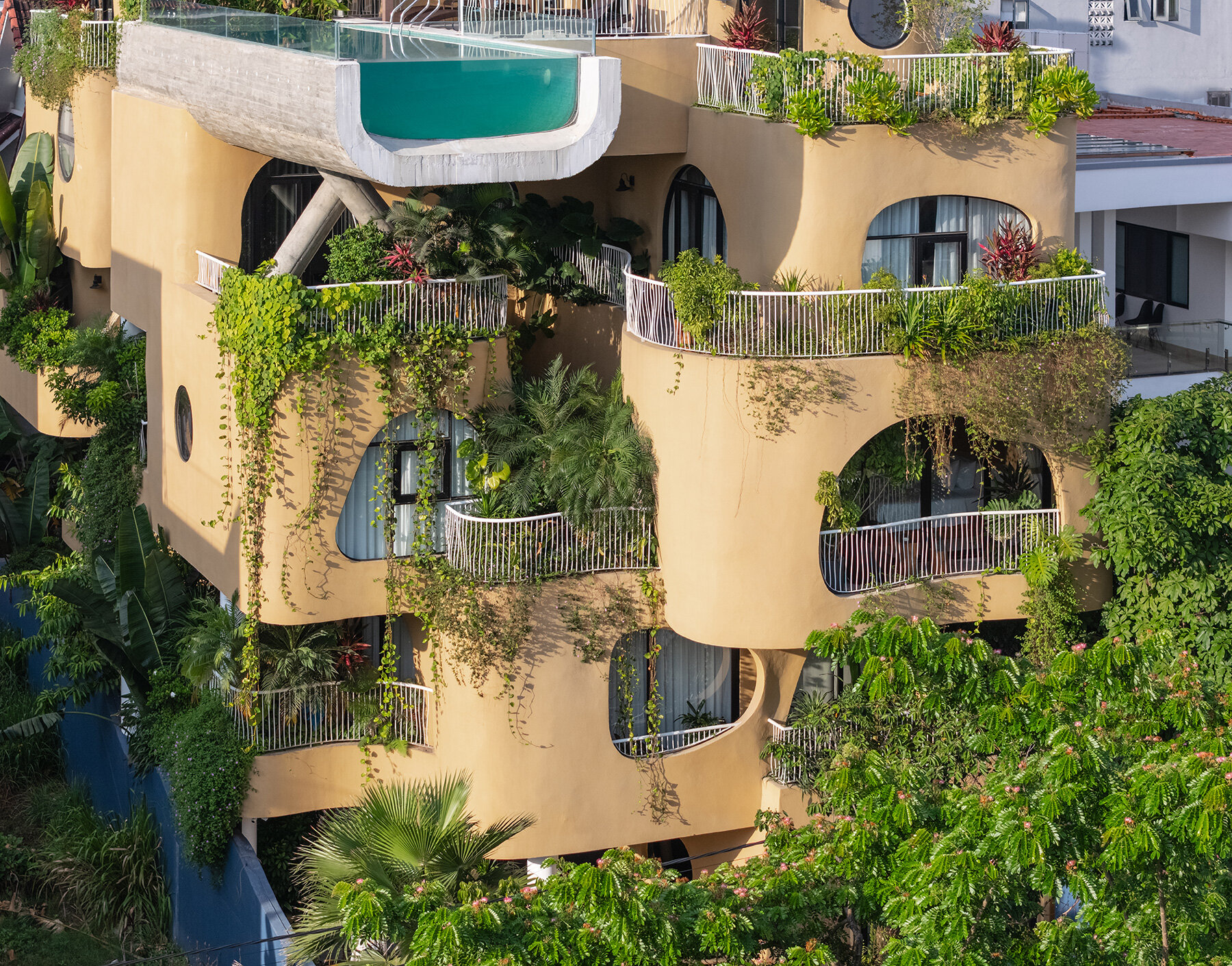 rooftop-pool-facade-ho-khue-architects-hotel-vietnam-designboom-large01