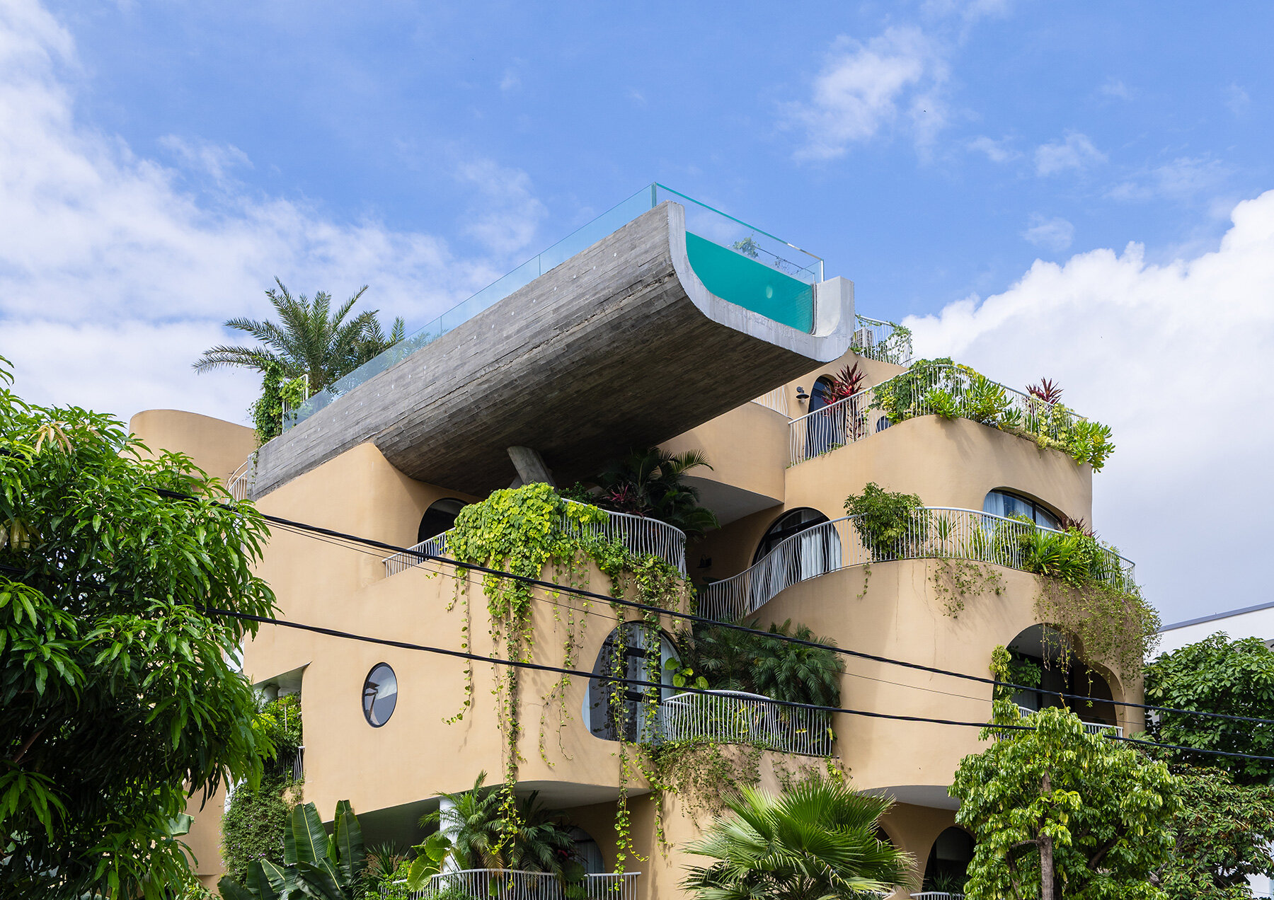 rooftop-pool-facade-ho-khue-architects-hotel-vietnam-designboom-large02