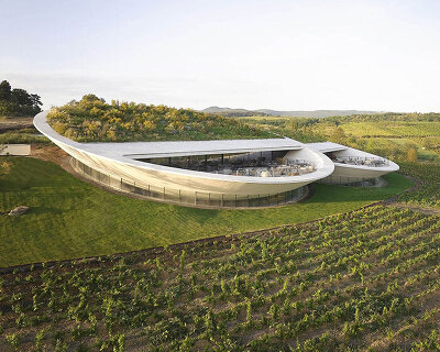 hungarian winery 'sauska tokaj' sculpted by BORD with monumental lens-shaped design