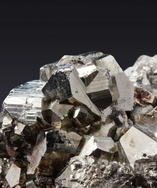 scientists discover iron-made crystal that can absorb, release, and breathe oxygen