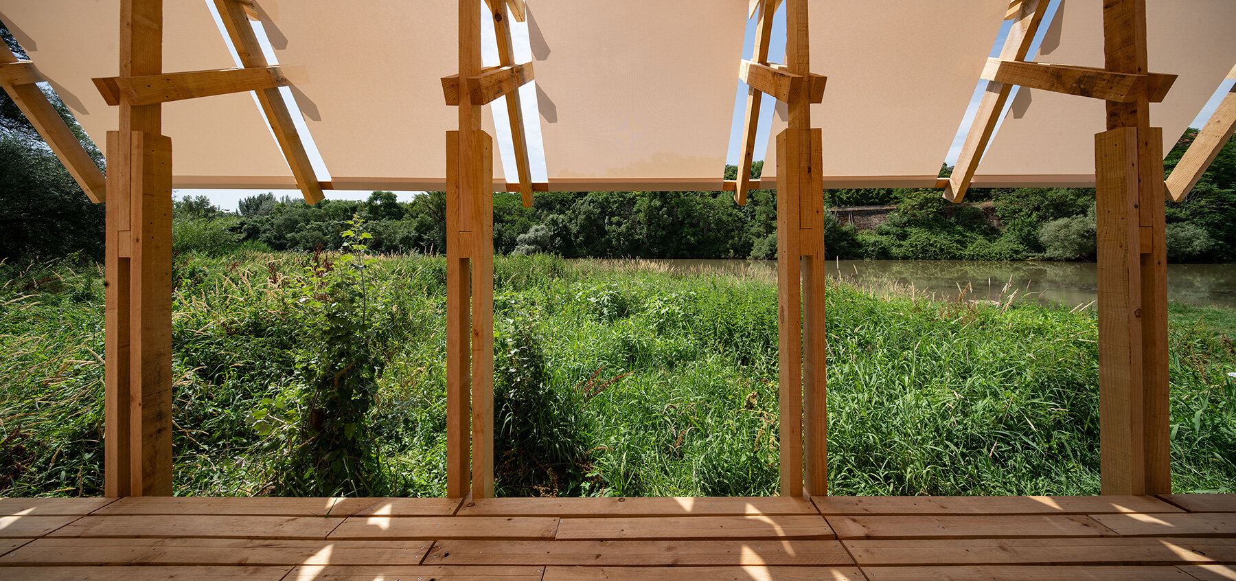 shaded-wooden-pavilion-erazo-pugliese-neglected-dock-river-spain-designboom-large01