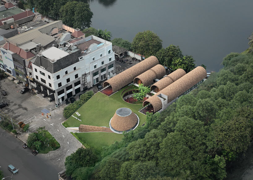 Cuatro refugios arqueados en Rad+AR se extienden en jardines inclinados en capas en el norte de Yakarta