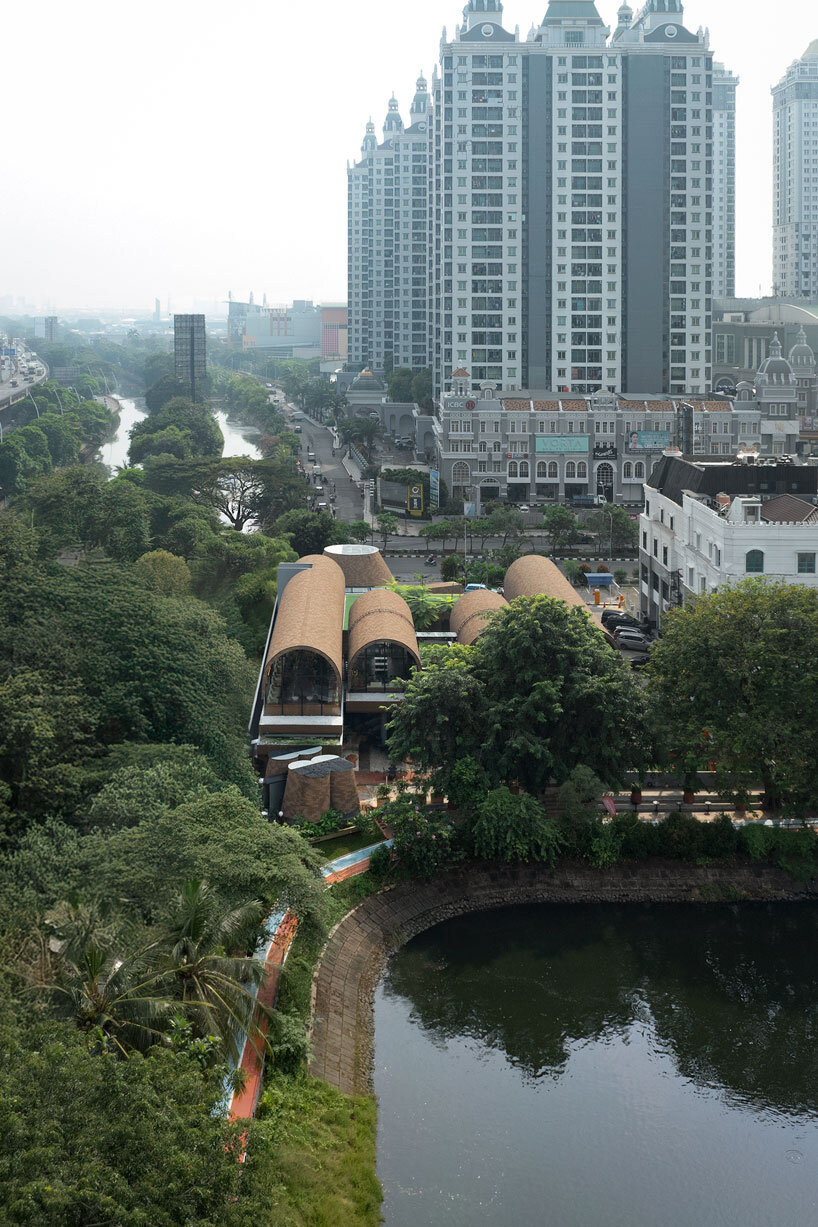 Cuatro refugios arqueados en Rad+AR se extienden en jardines inclinados en capas en el norte de Yakarta