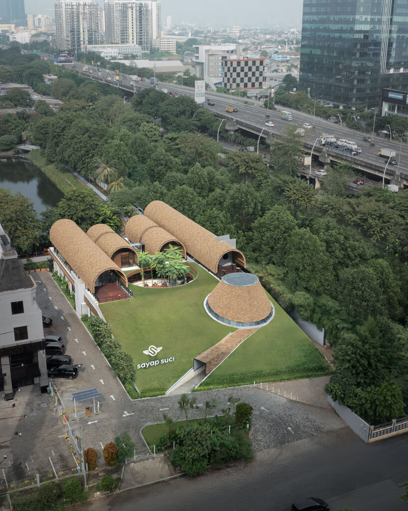 Cuatro refugios arqueados en Rad+AR se extienden en jardines inclinados en capas en el norte de Yakarta