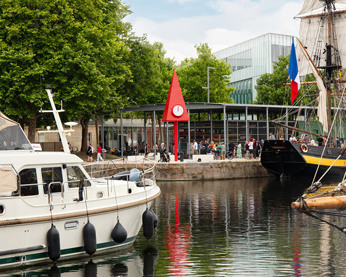 Studio 5 • 5 se eleva al pico 101 en Caen como un monumento rojo luminoso al milenio de la ciudad