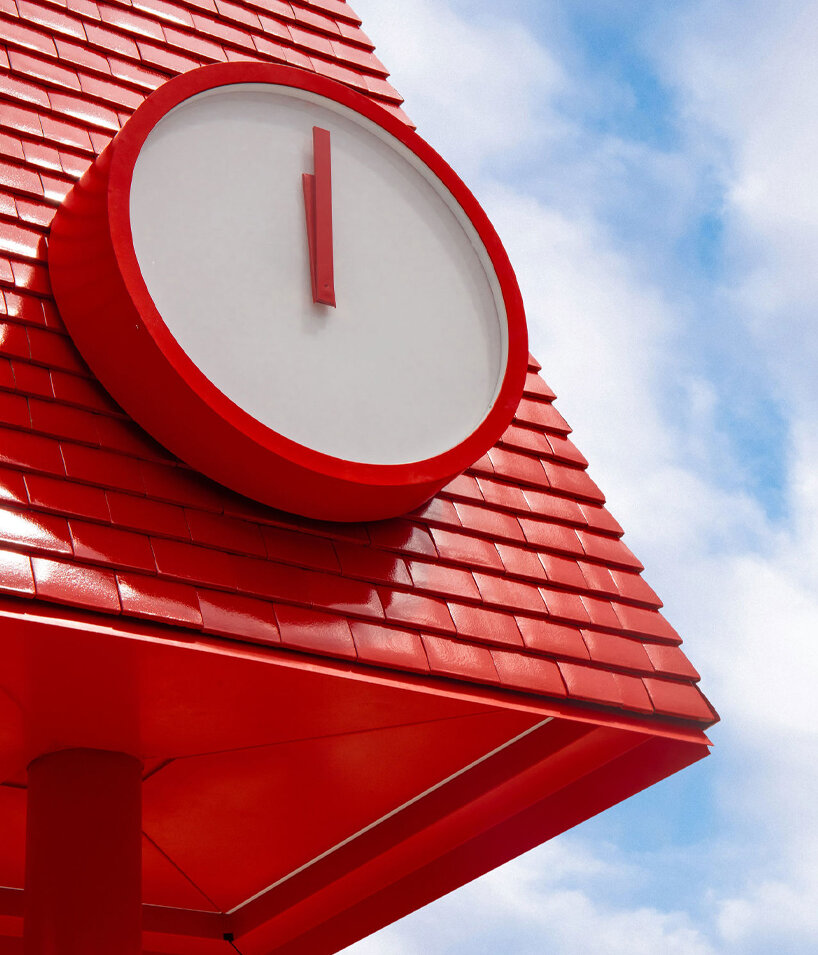 Studio 5 • 5 se eleva al pico 101 en Caen como un monumento rojo luminoso al milenio de la ciudad