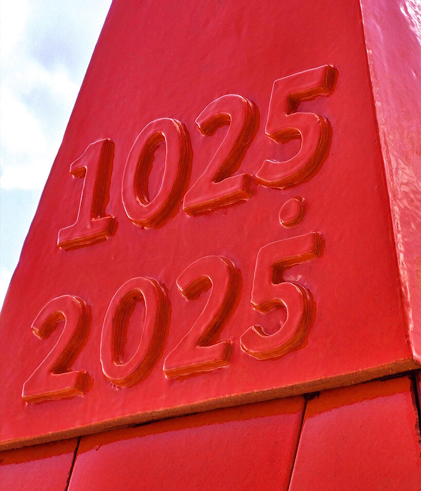 Studio 5 • 5 se eleva al pico 101 en Caen como un monumento rojo luminoso al milenio de la ciudad