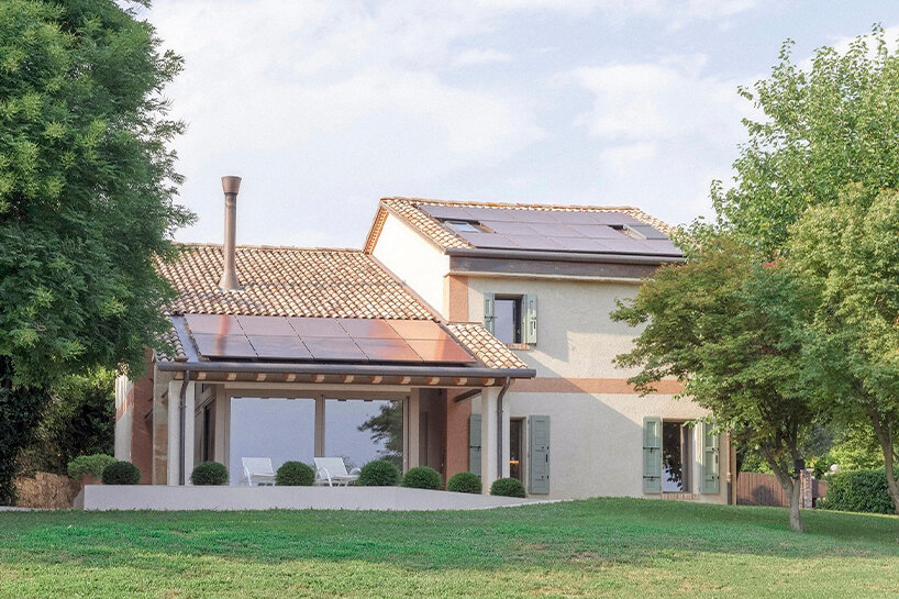 Bressan Studio transforma la granja italiana en residencia con un porche de vidrio de doble altura