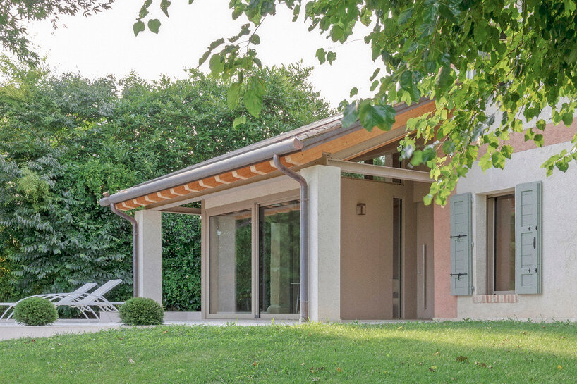 Bressan Studio transforma la granja italiana en residencia con un porche de vidrio de doble altura