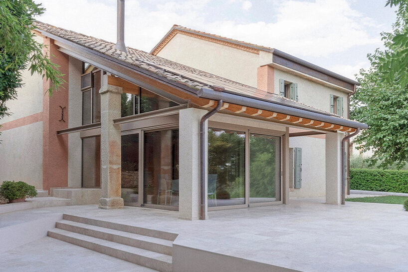 Bressan Studio transforma la granja italiana en residencia con un porche de vidrio de doble altura