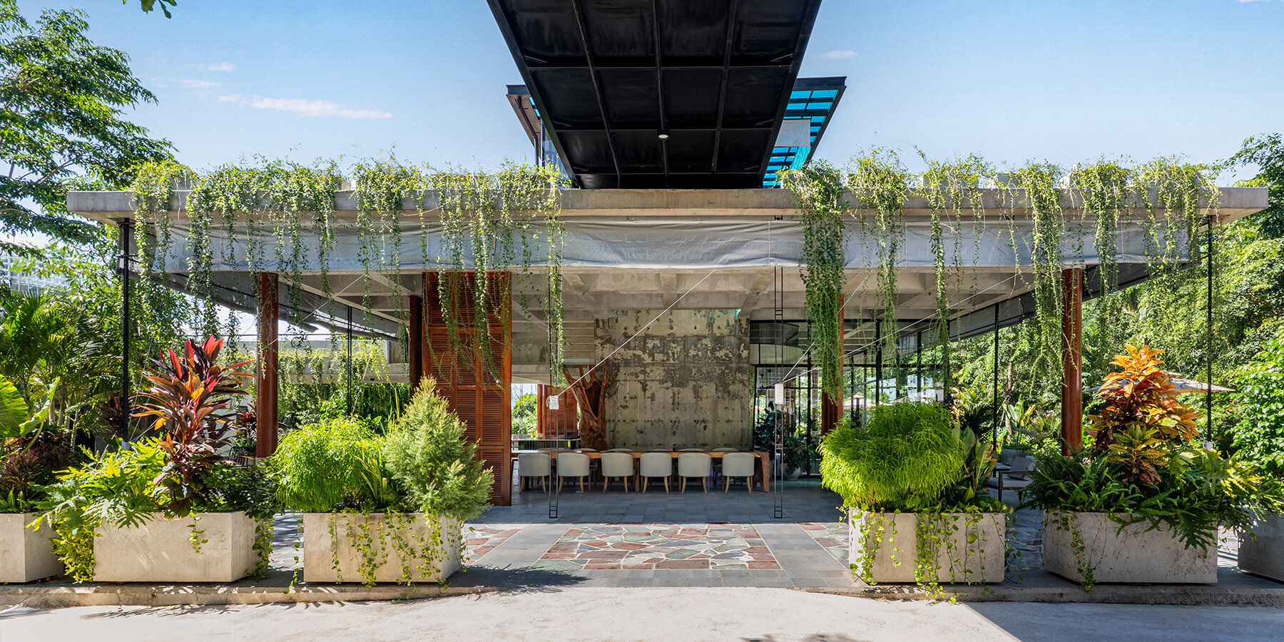 unfinished-concrete-structure-nature-filled-tropical-cafe-cambodia-designboom-full-01 (2)