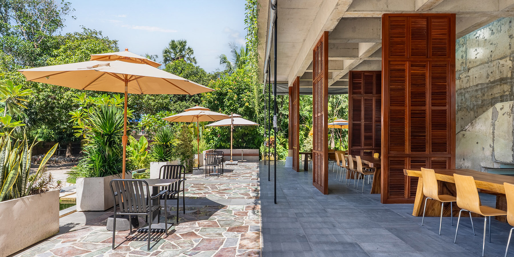 unfinished-concrete-structure-nature-filled-tropical-cafe-cambodia-designboom-full-03