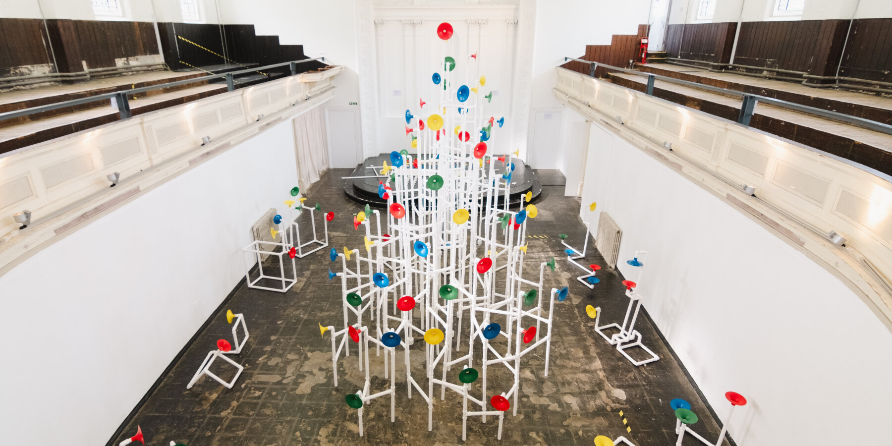 yuri-suzuki’s-UTOOTO-sonic-interactive-installation-modular-sound-parts-camden-arts-projects-designboom-ban2