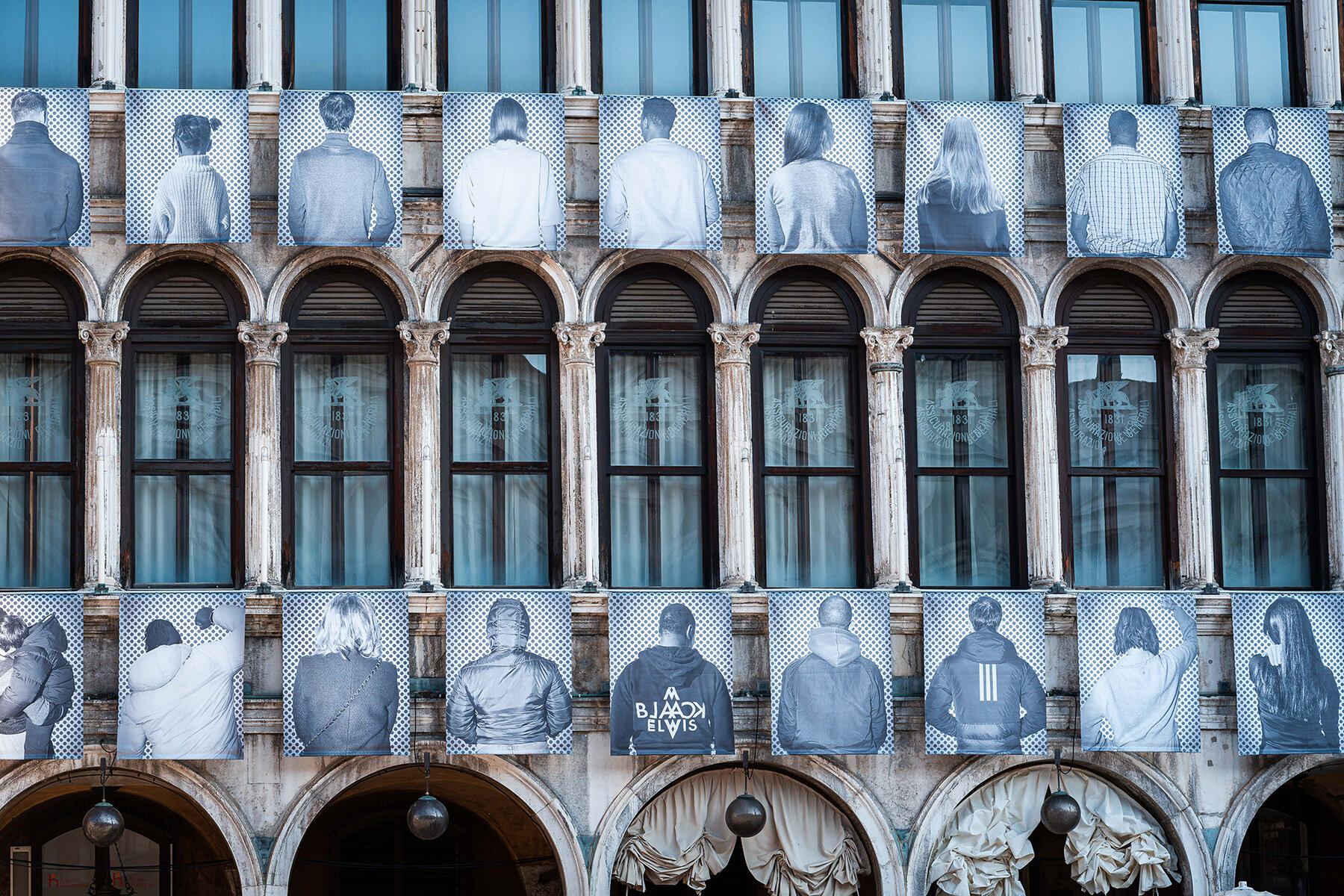 100-large-scale-migrant-portraits-venice-iconic-procuratie-facade-sarah-makharine-dreams-transit-designboom-large01