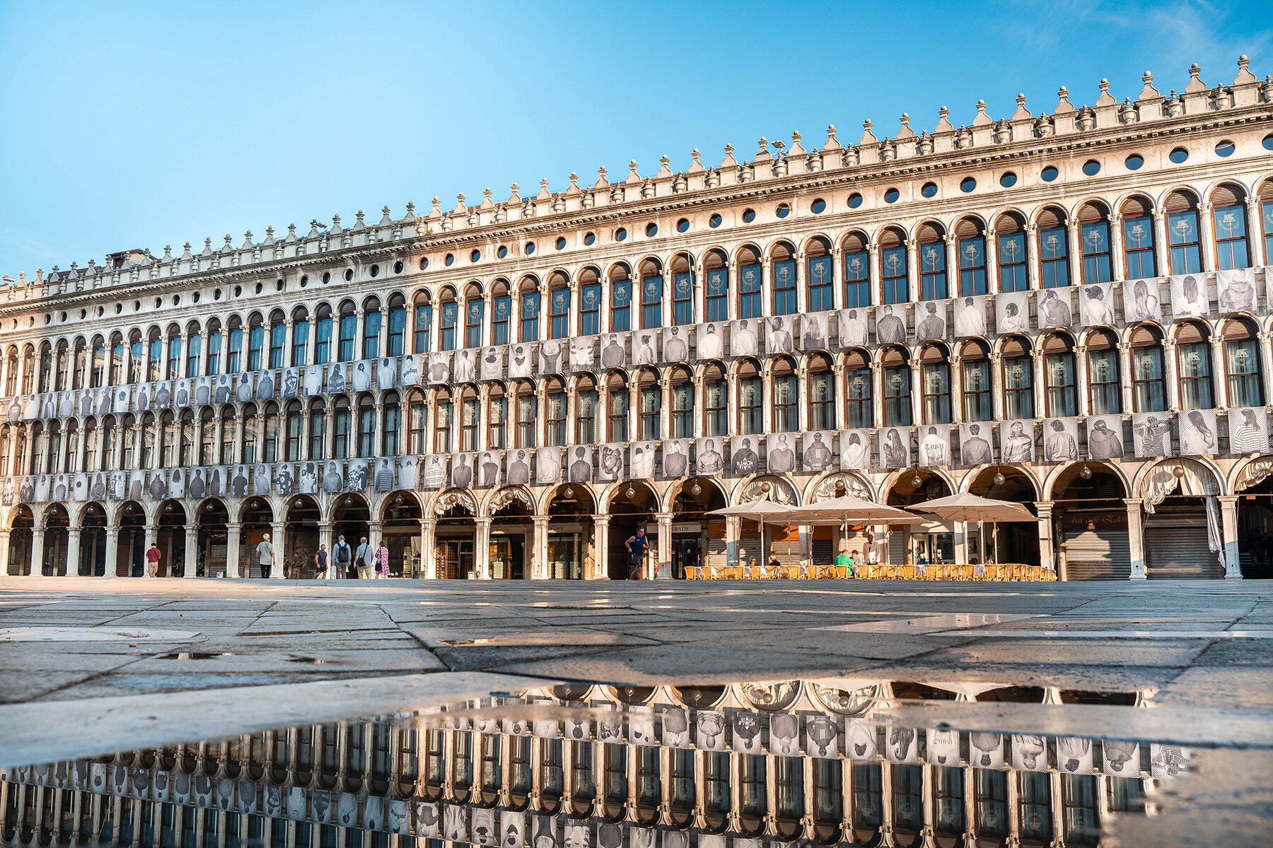 100-large-scale-migrant-portraits-venice-iconic-procuratie-facade-sarah-makharine-dreams-transit-designboom-large02