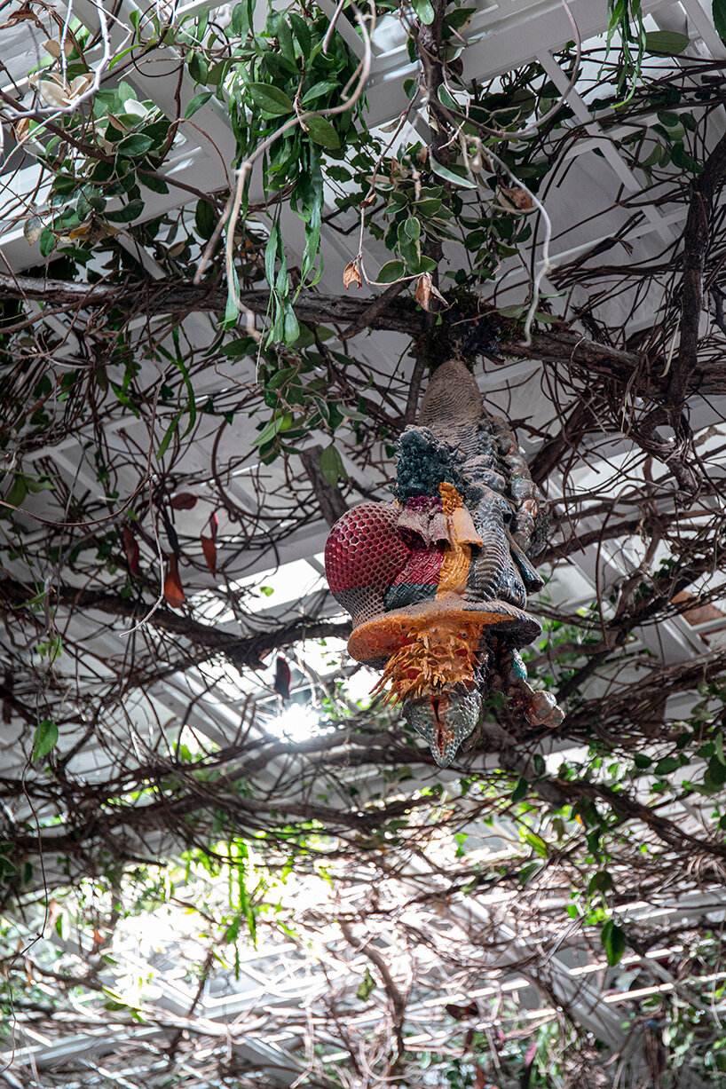 Adrián Villar Rojas convierte el Centro Art Sonje en Seúl en un ecosistema descompuesto