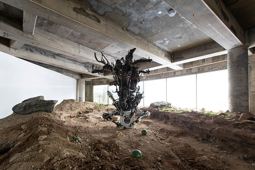 Adrián Villar Rojas convierte el Centro Art Sonje en Seúl en un ecosistema descompuesto