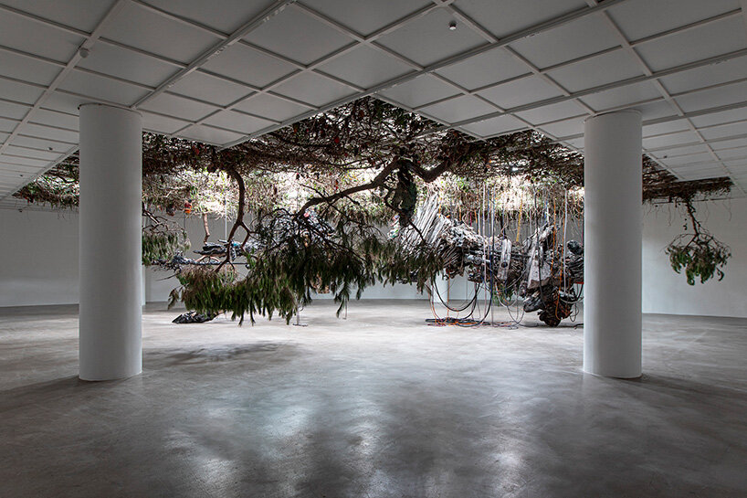 Adrián Villar Rojas convierte el Centro Art Sonje en Seúl en un ecosistema descompuesto