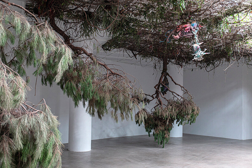 Adrián Villar Rojas convierte el Centro Art Sonje en Seúl en un ecosistema descompuesto