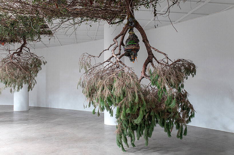 Adrián Villar Rojas convierte el Centro Art Sonje en Seúl en un ecosistema descompuesto