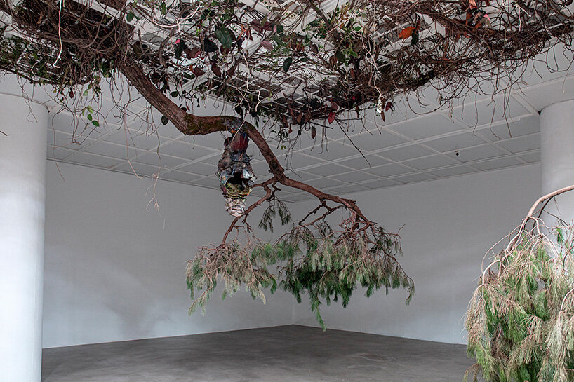 Adrián Villar Rojas convierte el Centro Art Sonje en Seúl en un ecosistema descompuesto