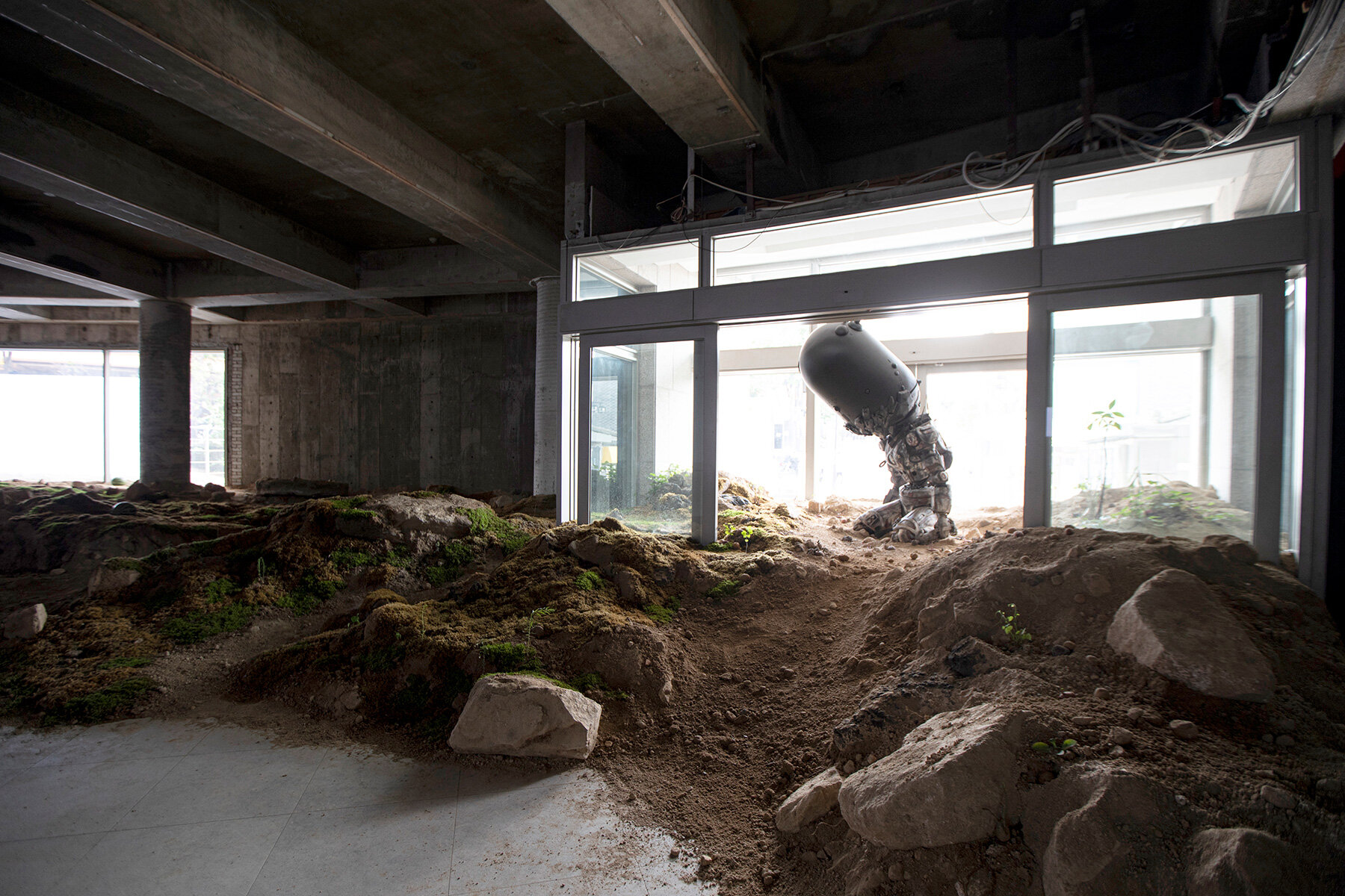 adrian-villar-rojas-seoul-art-sonje-center-decomposing-ecosystem-language-enemy-designboom-large02