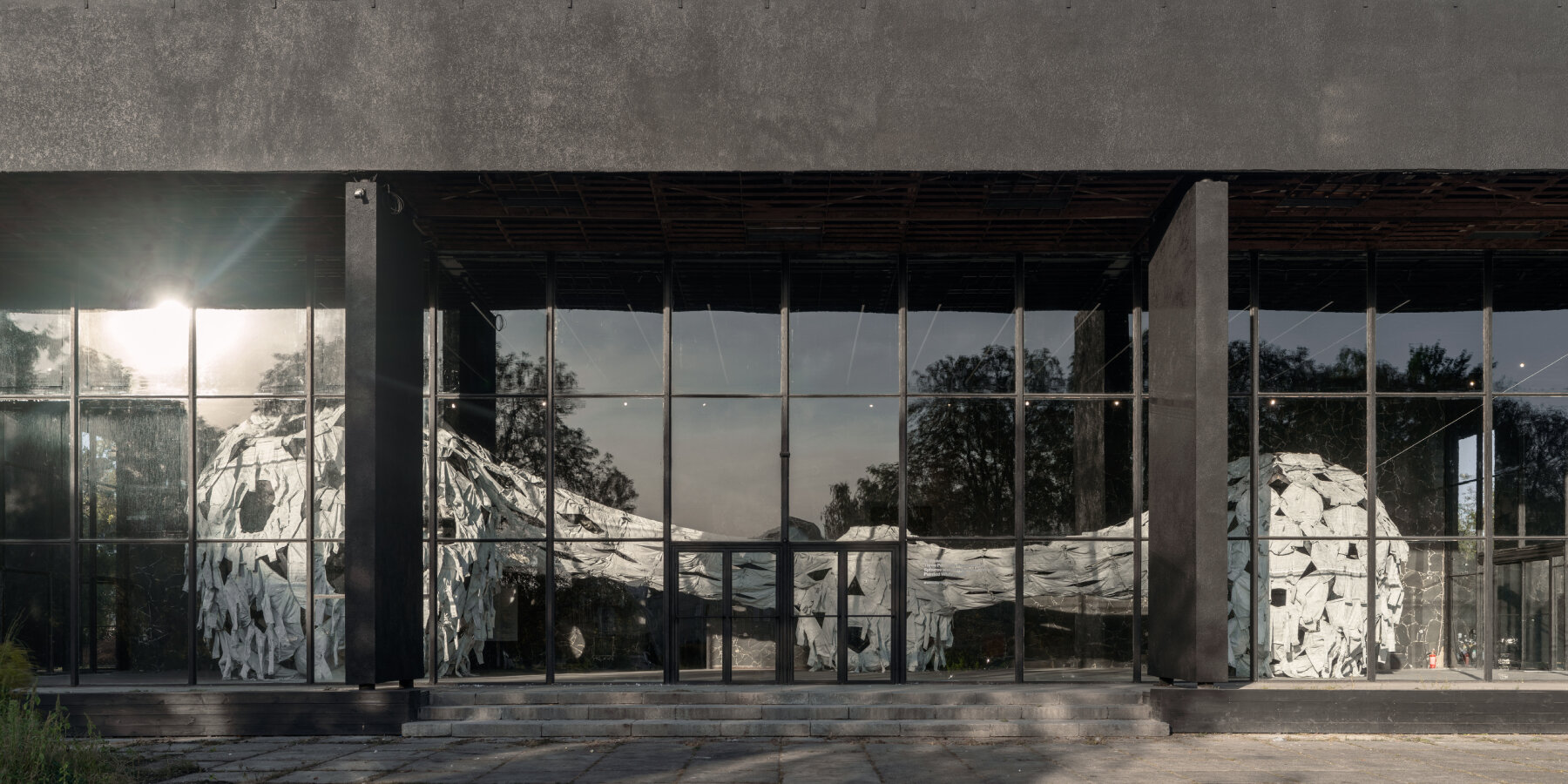 ai-weiwei-installation-three-perfectly-proportioned-spheres-camouflage-uniforms-painted-white-ukraine-ribbon-international-pavilion-13-designboom-ban