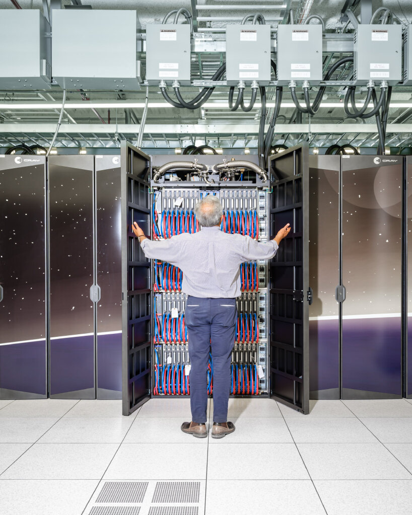 Thomas Zacharia, former director of ORNL in front of Frontier, the fastest supercomputer in the world