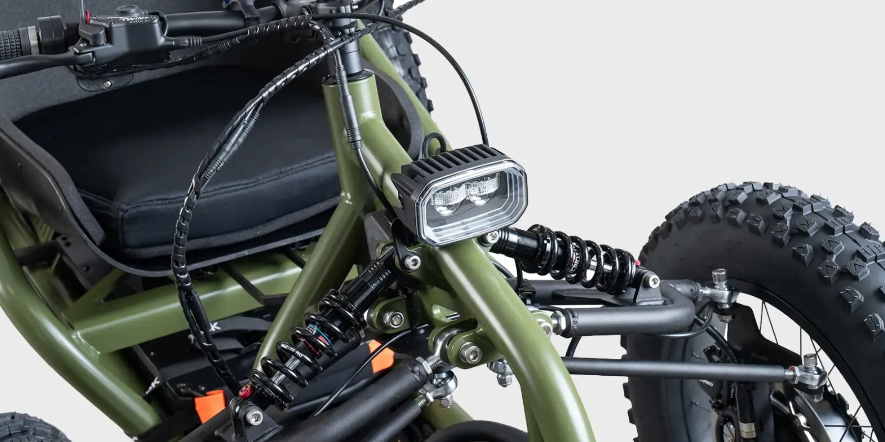 all-terrain-exoquad-V2-people-reduced-mobility-customizable-brake-throttle-exotek-designboom-ban
