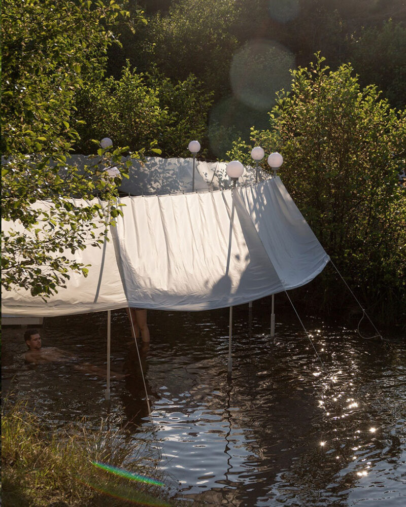 La instalación textil de círculo corto de Atelier Vrac activa las montañas y ríos rumanos