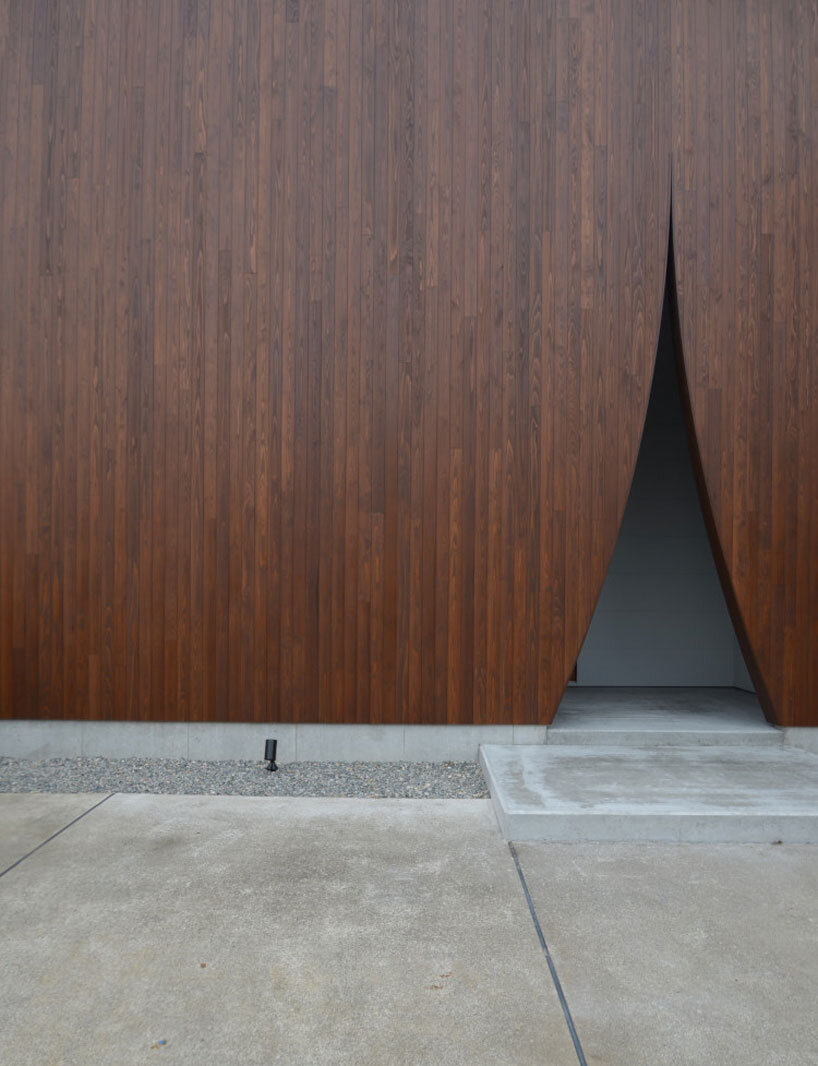 Las piezas exteriores de madera, como las cortinas, revelan el interior soleado de las residencias japonesas