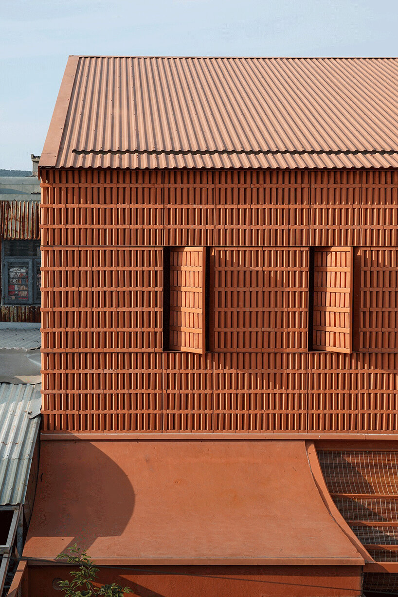 Estudio de campo vietnamita de ladrillo transpirable Hogar de múltiples generaciones