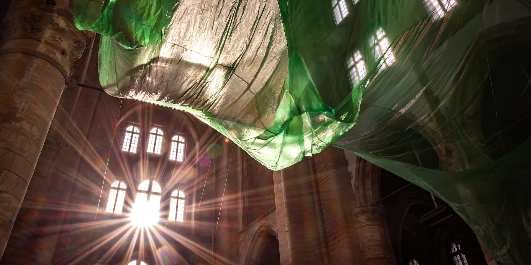 buoyants-installation-fabric-sound-underwater-landscape-grote-kerk-veere-zeeland-netherlands-ludmila-rodrigues-mike-rijnierse-designboom-1800-2