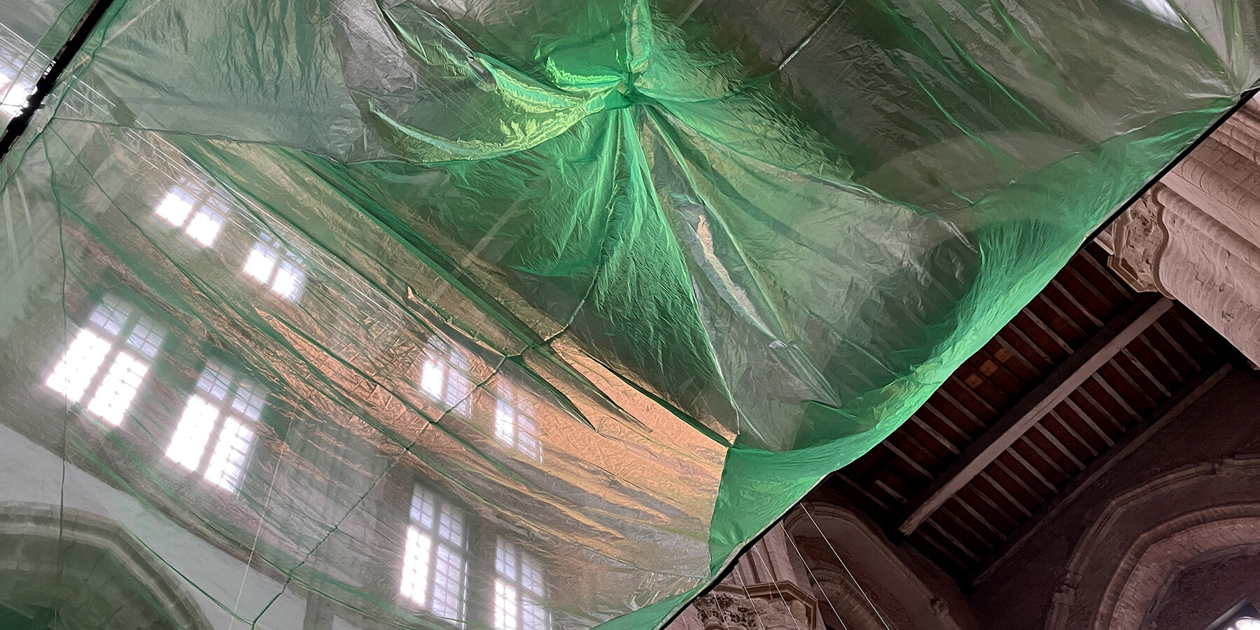 buoyants-installation-fabric-sound-underwater-landscape-grote-kerk-veere-zeeland-netherlands-ludmila-rodrigues-mike-rijnierse-designboom-1800-3