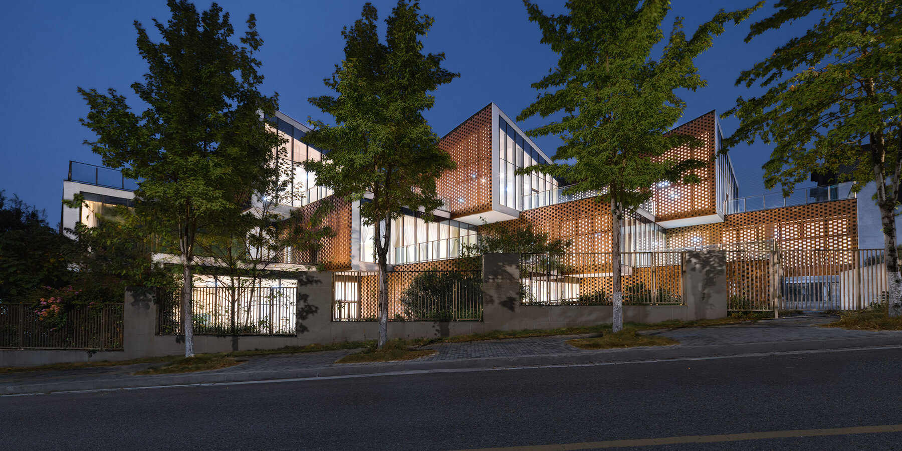chonqing-golden-bay-kindergarten-nan-architects-staggered-volumes-brick-facades-china-designboom-1800-2