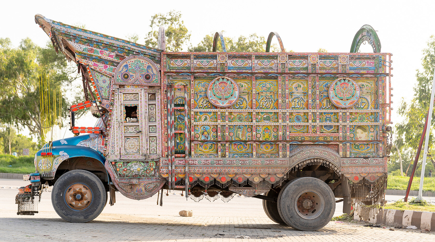 christopher-herwig-vibrant-roadside-art-south-asia-trucks-tuk-tuks-designboom-large01