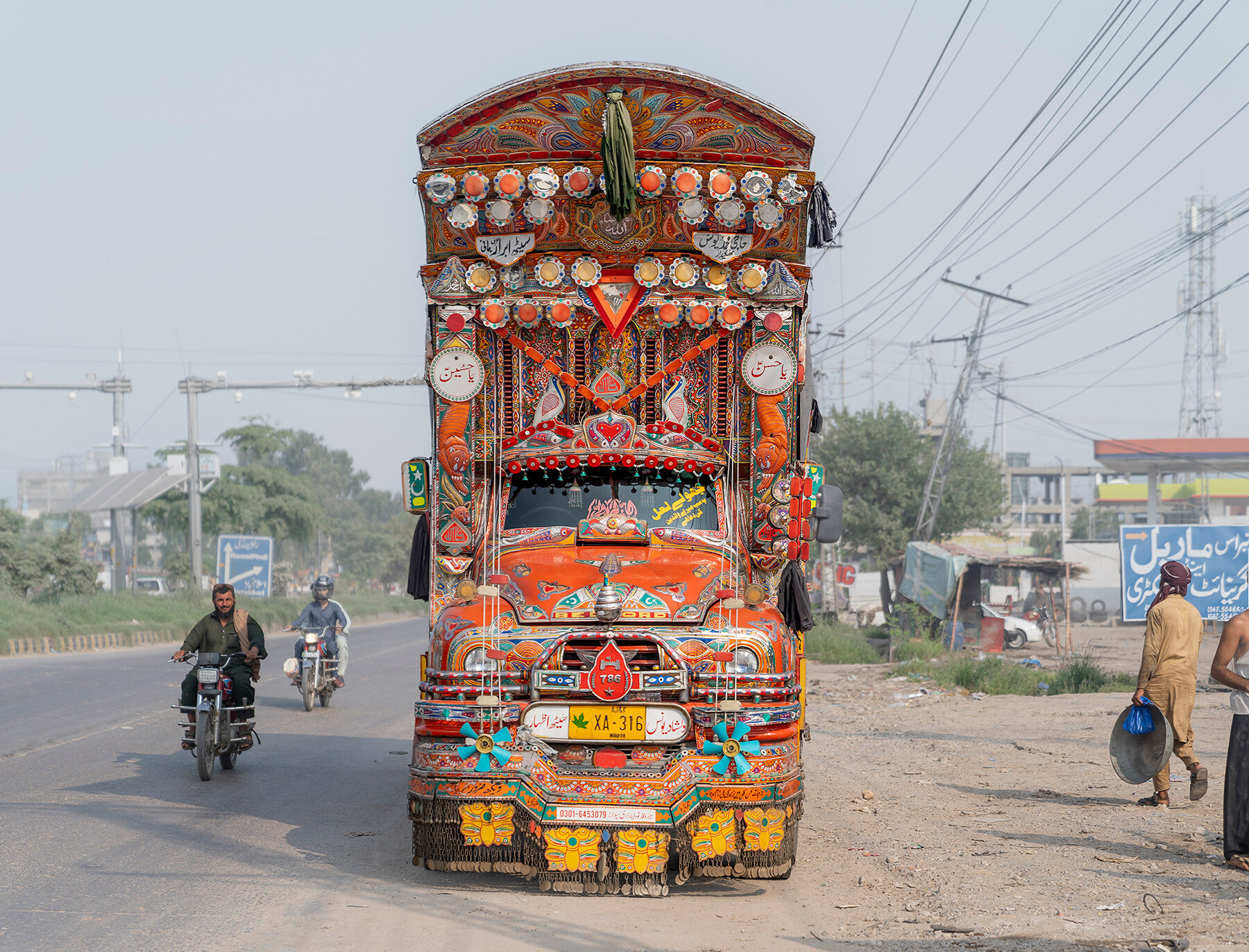 christopher-herwig-vibrant-roadside-art-south-asia-trucks-tuk-tuks-designboom-large02