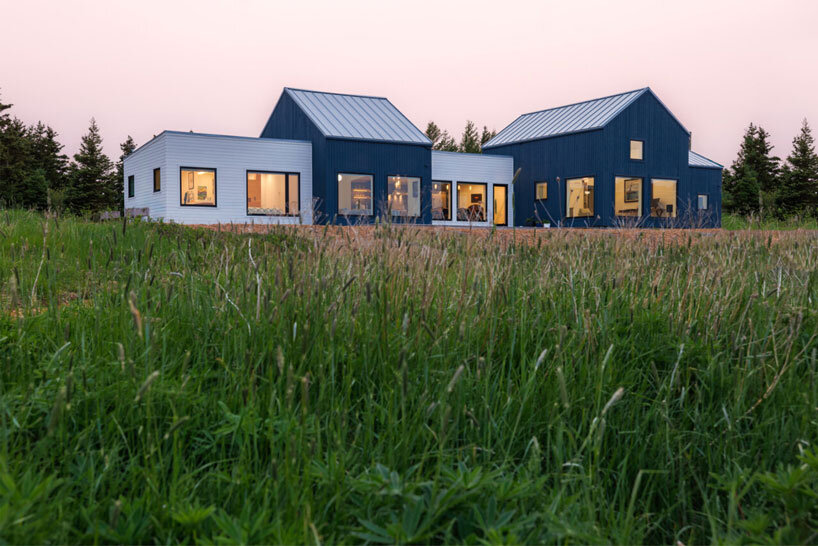 Comparación de Gables y Techo de metal con una sola pierna, la casa de la esquina de madera superior de Canadá