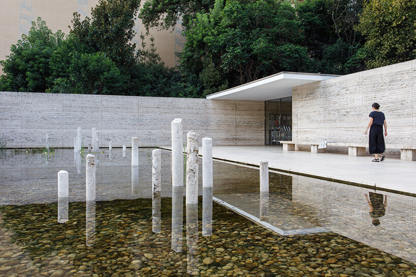 Superficie de escultura de concreto en estanque en el pabellón de Barcelona en Mies van der Rohe