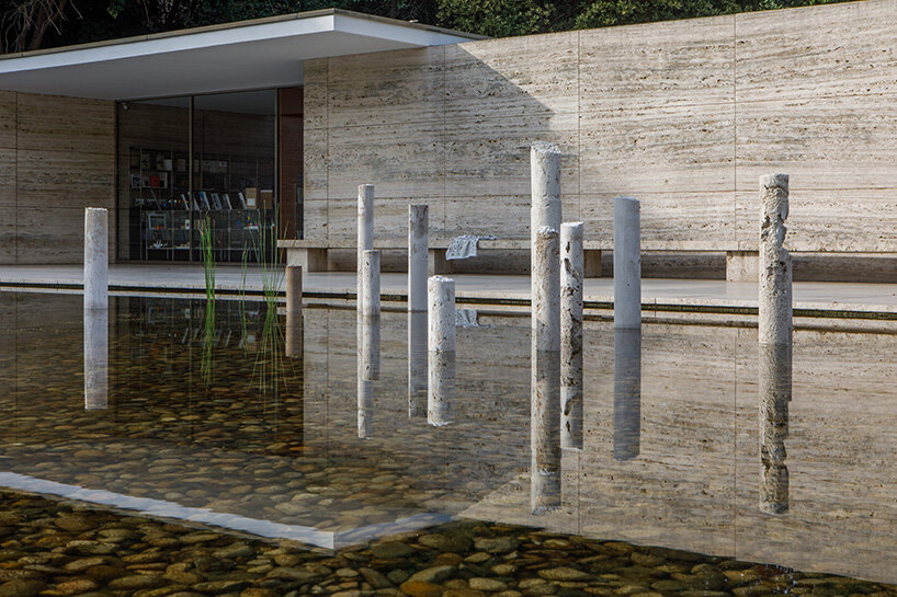 Superficie de escultura de concreto en estanque en el pabellón de Barcelona en Mies van der Rohe