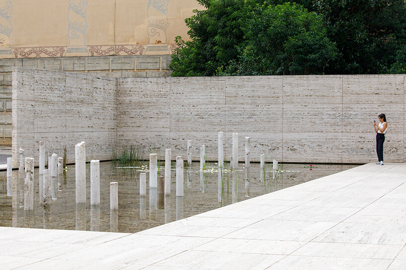 Superficie de escultura de concreto en estanque en el pabellón de Barcelona en Mies van der Rohe