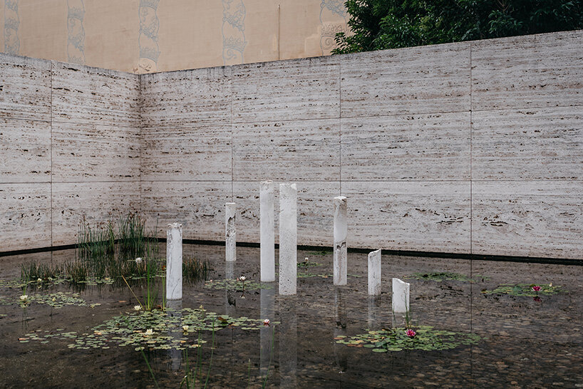 Superficie de escultura de concreto en estanque en el pabellón de Barcelona en Mies van der Rohe
